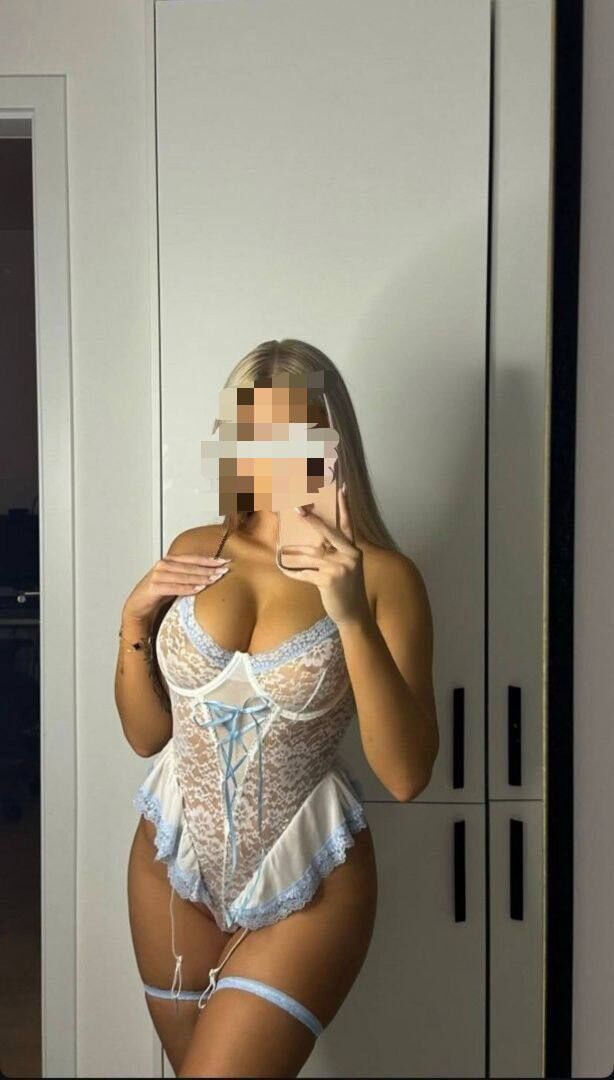 Профессионалка Лиана с 3 размером груди сделает качественно фут-фетиш и позовет в гости